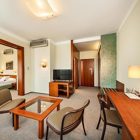 Wellness Hotel Happy Star Hnanice  Bagian luar foto