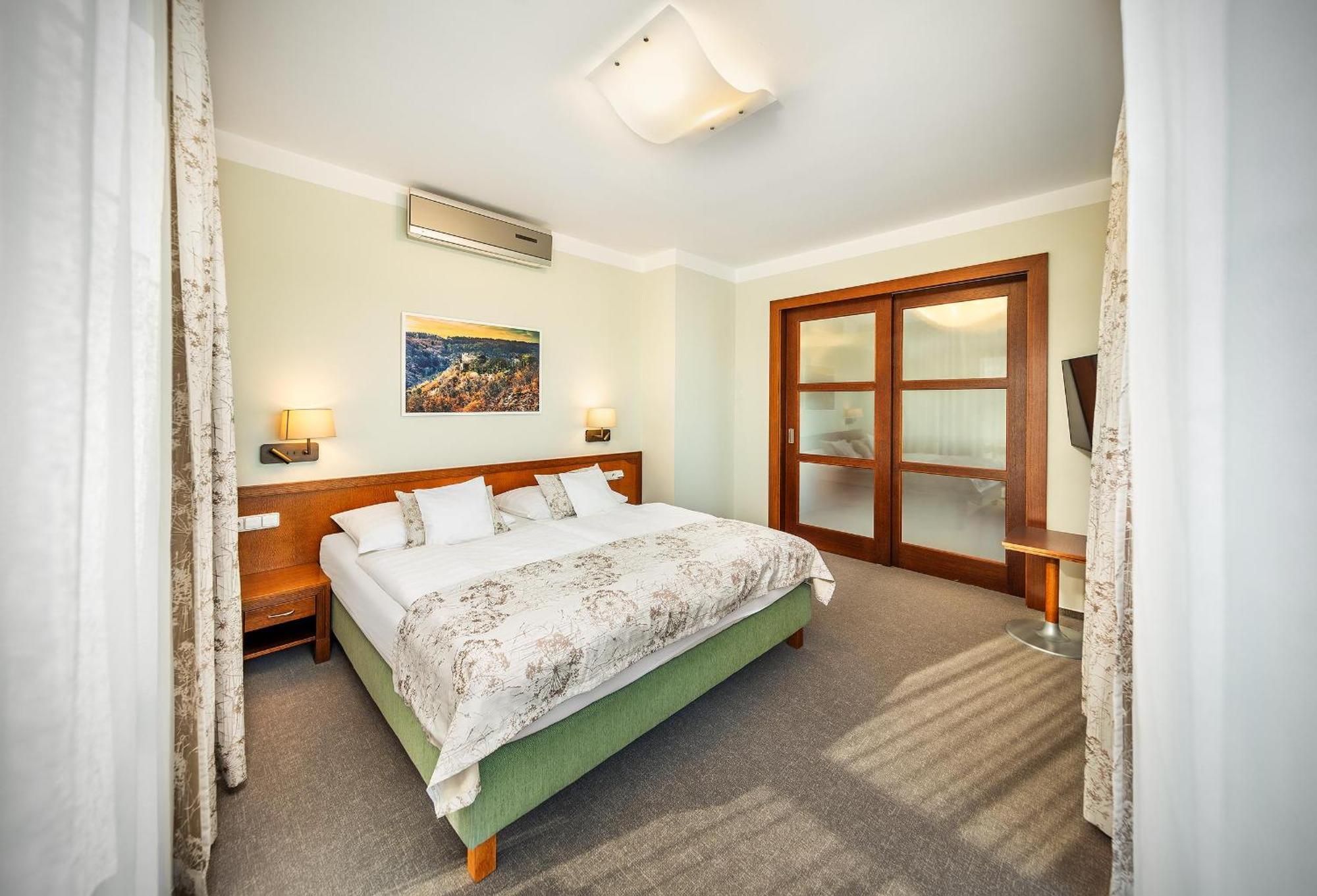 Wellness Hotel Happy Star Hnanice  Bagian luar foto