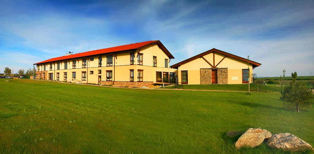 Wellness Hotel Happy Star Hnanice  Bagian luar foto