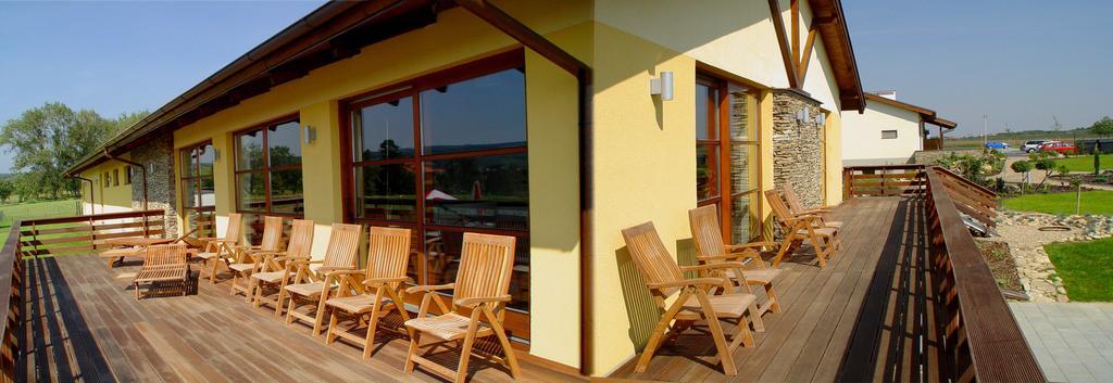 Wellness Hotel Happy Star Hnanice  Bagian luar foto