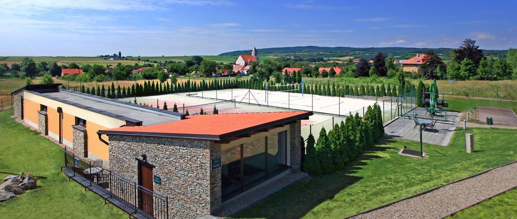 Wellness Hotel Happy Star Hnanice  Bagian luar foto