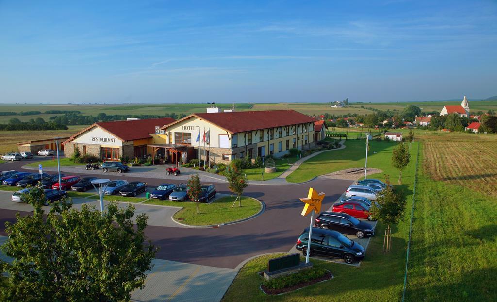 Wellness Hotel Happy Star Hnanice  Bagian luar foto