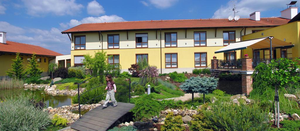 Wellness Hotel Happy Star Hnanice  Bagian luar foto
