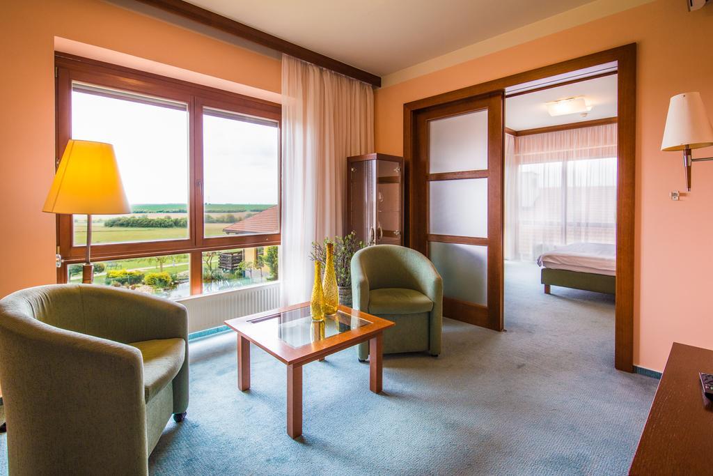 Wellness Hotel Happy Star Hnanice  Bagian luar foto