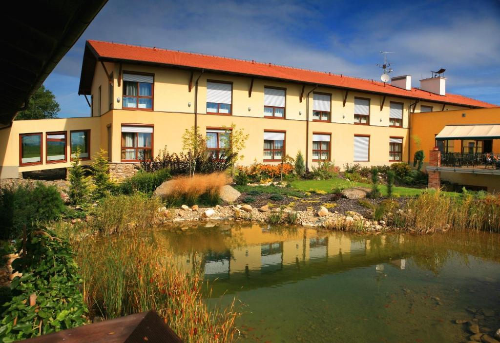 Wellness Hotel Happy Star Hnanice  Bagian luar foto