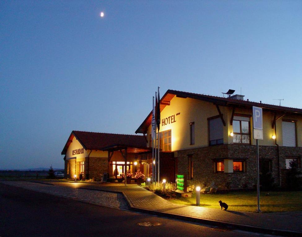 Wellness Hotel Happy Star Hnanice  Bagian luar foto