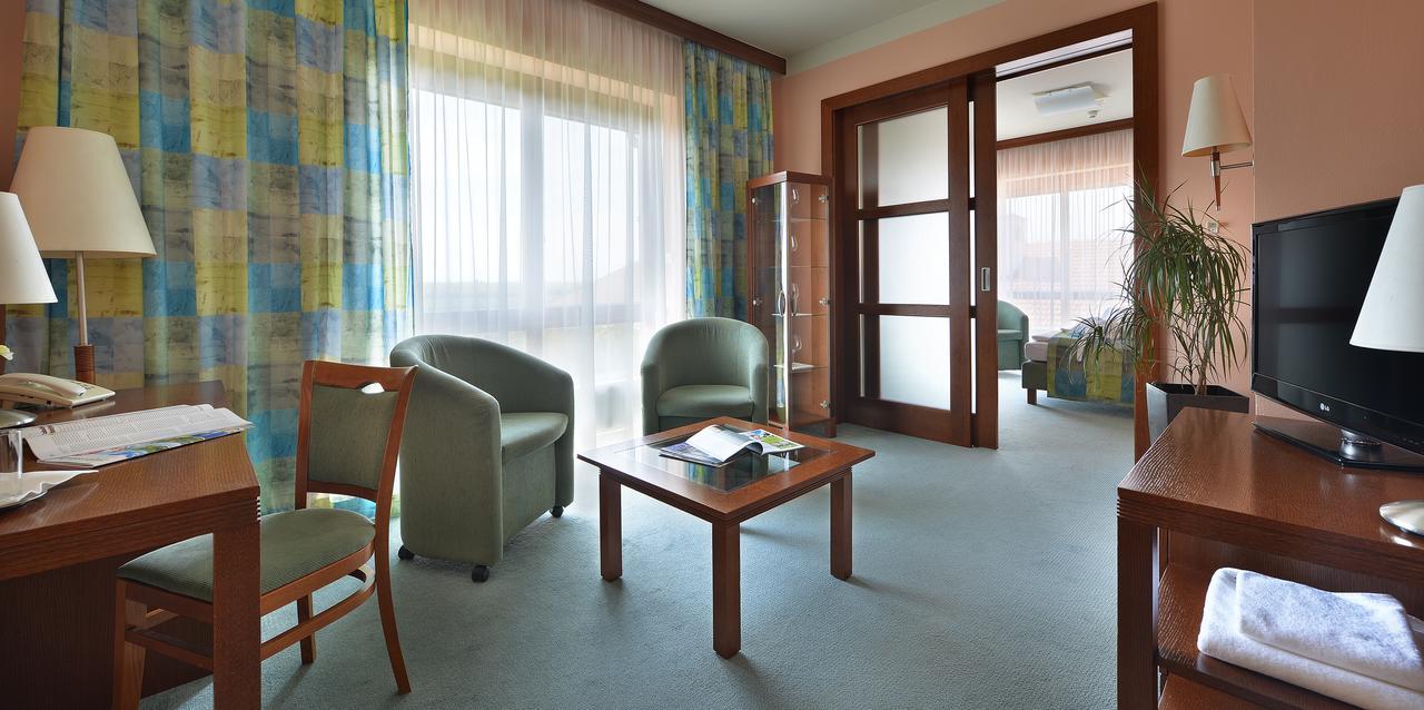 Wellness Hotel Happy Star Hnanice  Bagian luar foto