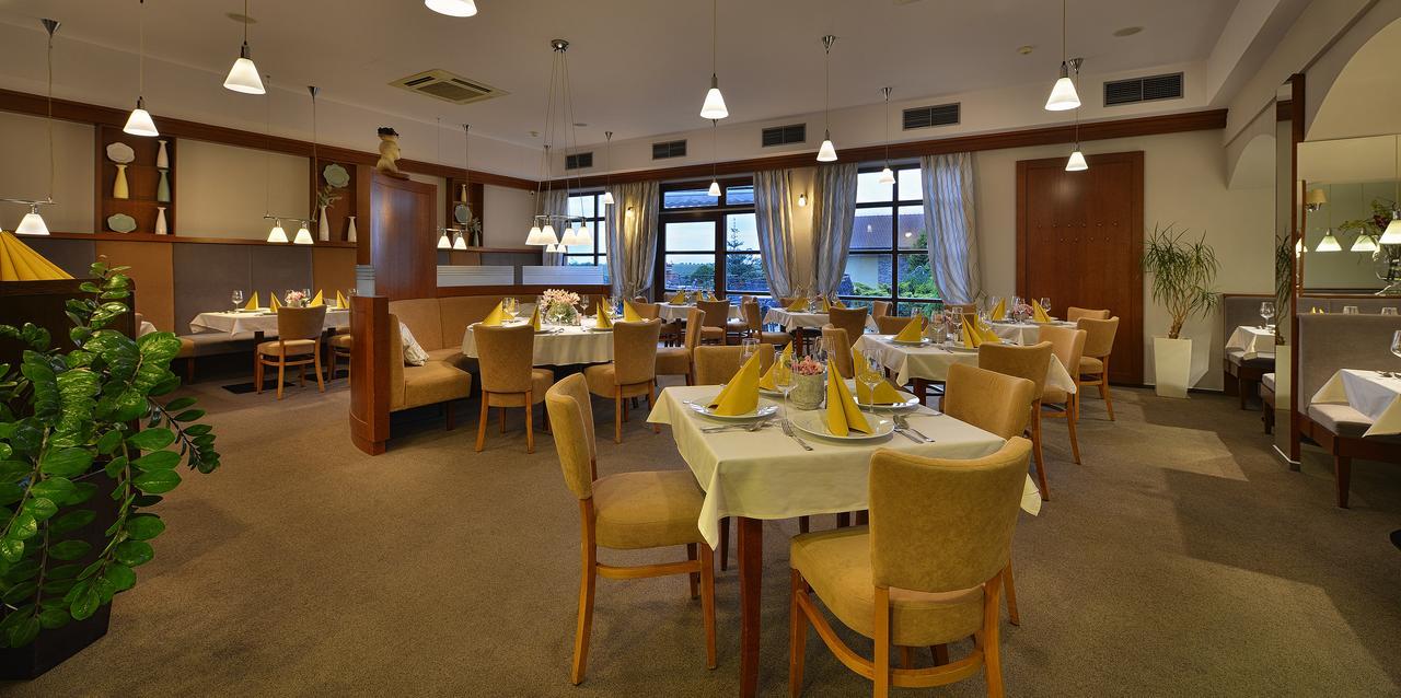 Wellness Hotel Happy Star Hnanice  Bagian luar foto